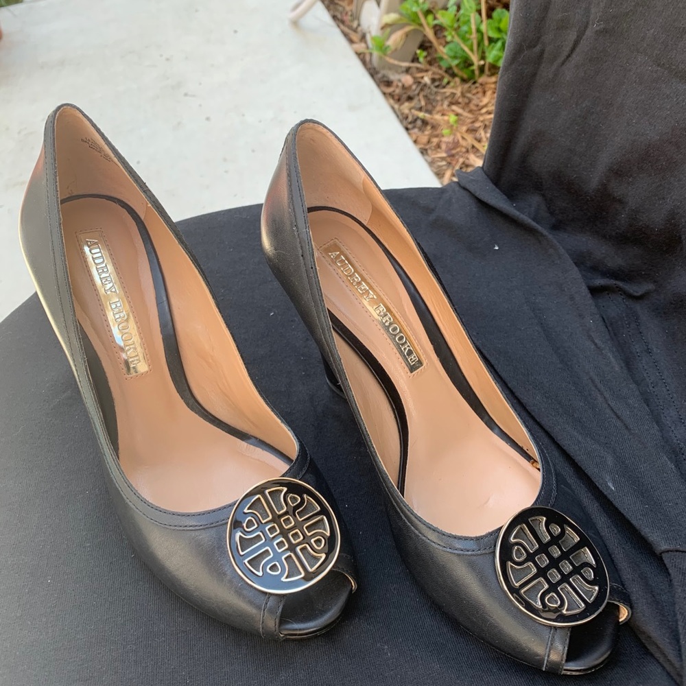 Black Audrey Brooke heel. Size 7.5